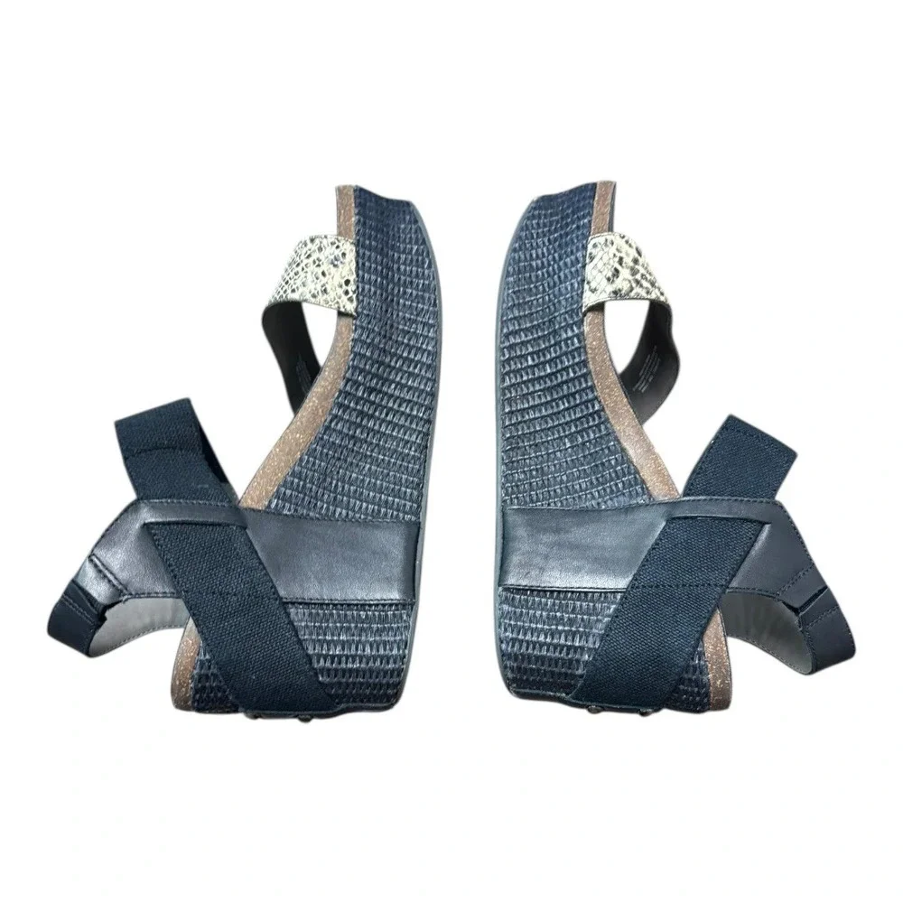 OTBT Bushnell sz‎ 10 Wedge Snake Embossed Leather Heels Sandals EUC